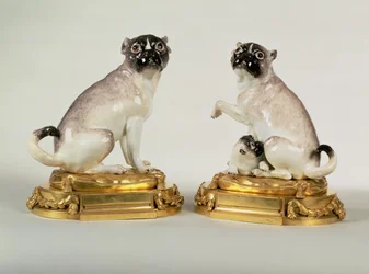 Paar Meissen porseleinen figuren van mopshonden gemonteerd in Louis XVI ormolu, ca. 1750